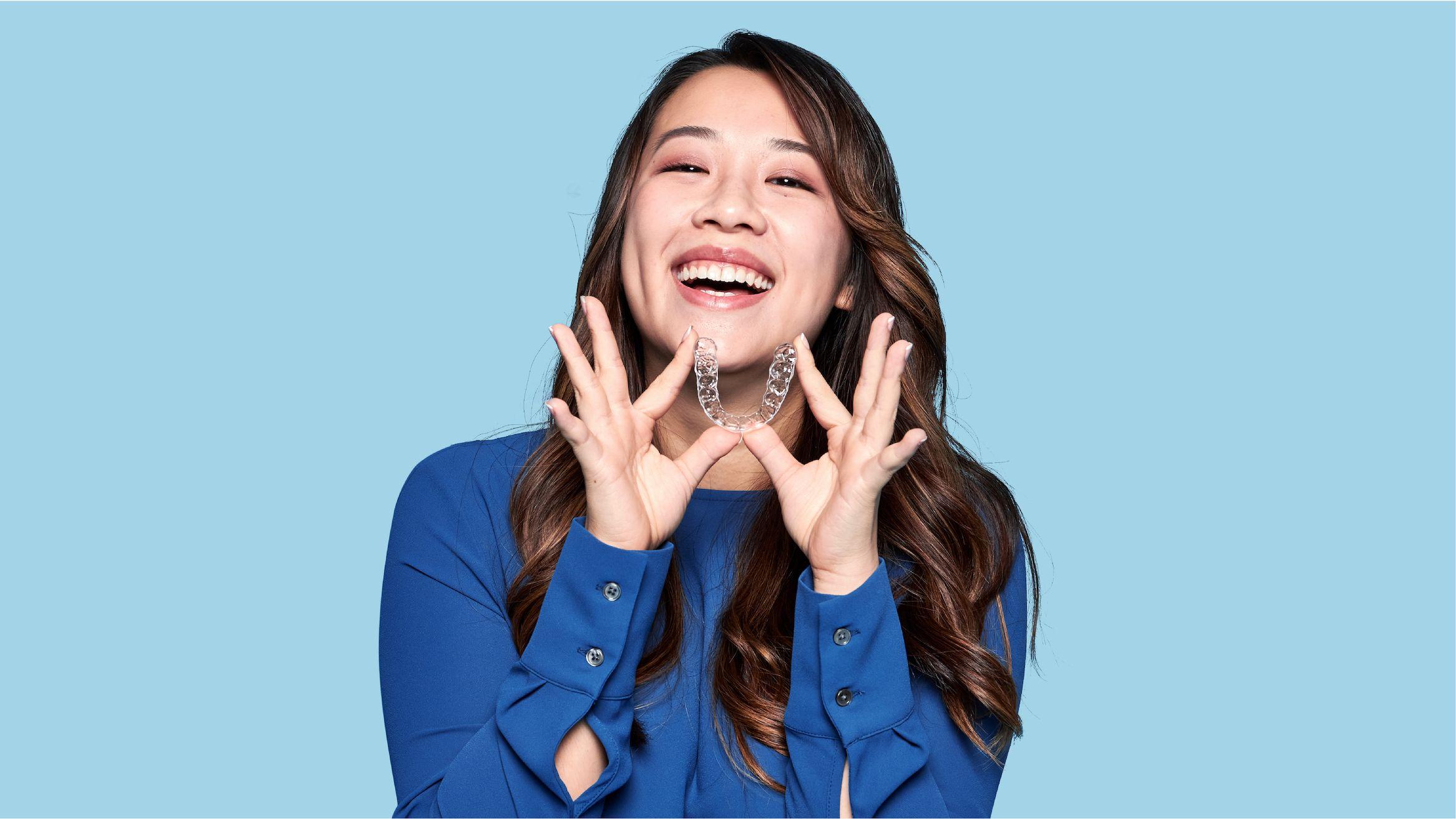 Zenyumのマウスピースを持つ女性