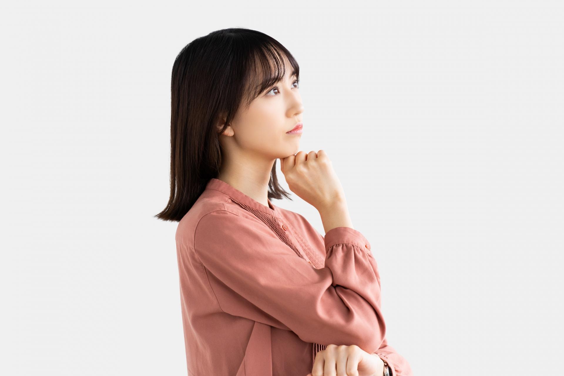 出っ歯に悩む女性