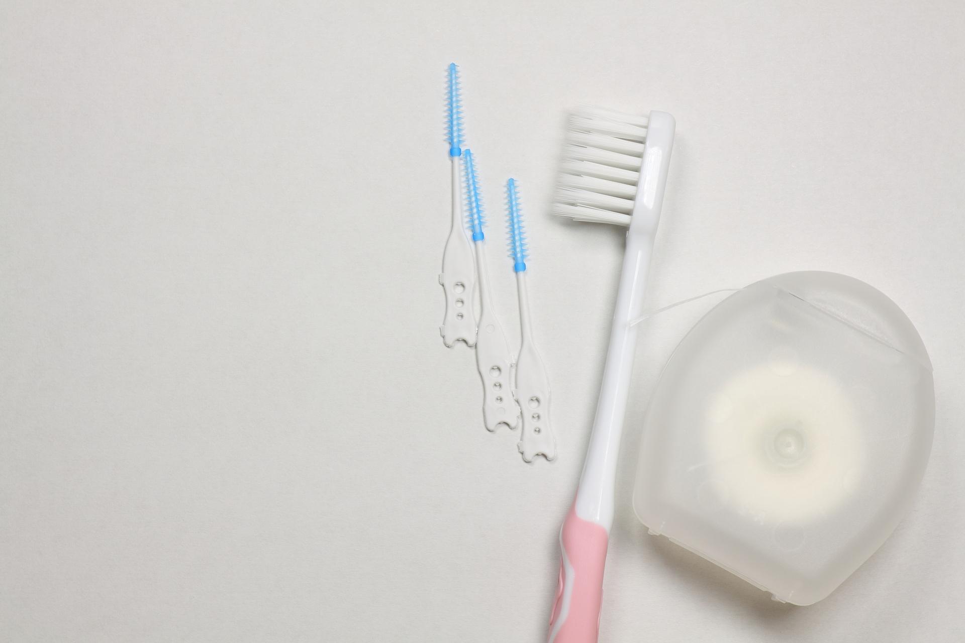 歯間ブラシとフロスを併用するときの順番はどっちが先?