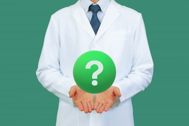 医師　薬剤師　歯科医　白衣とハテナマーク