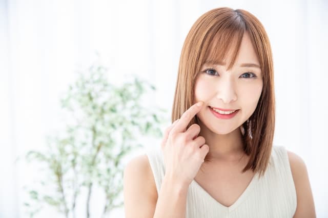 歯のホワイトニングする女性　 teeth