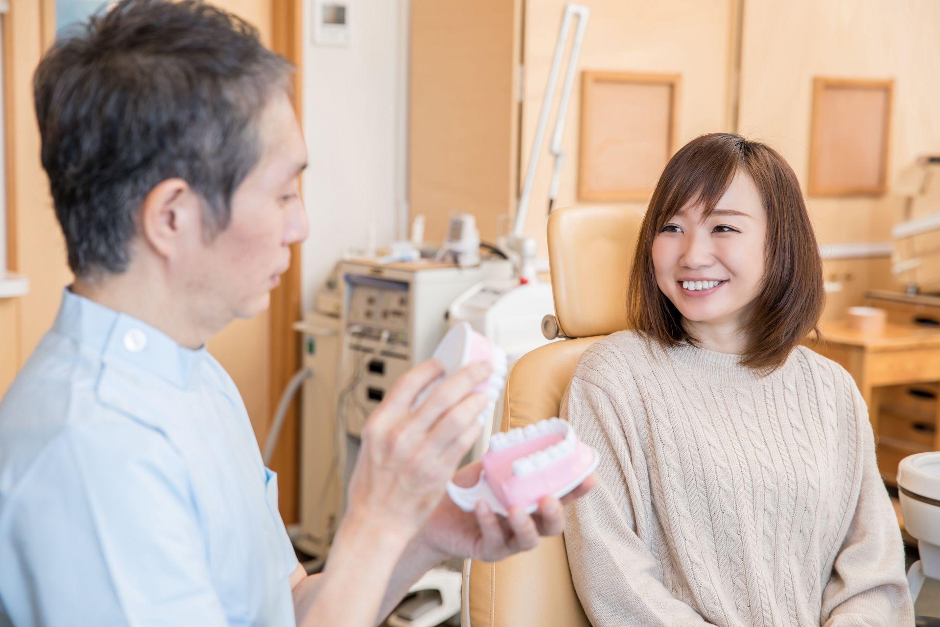 昔よりも前歯が出てきたのはなぜ?原因や治す方法を解説